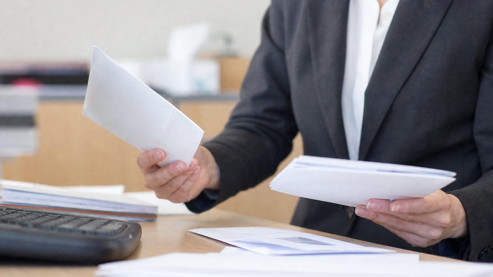Courrier de mise en demeure signé posé sur un bureau