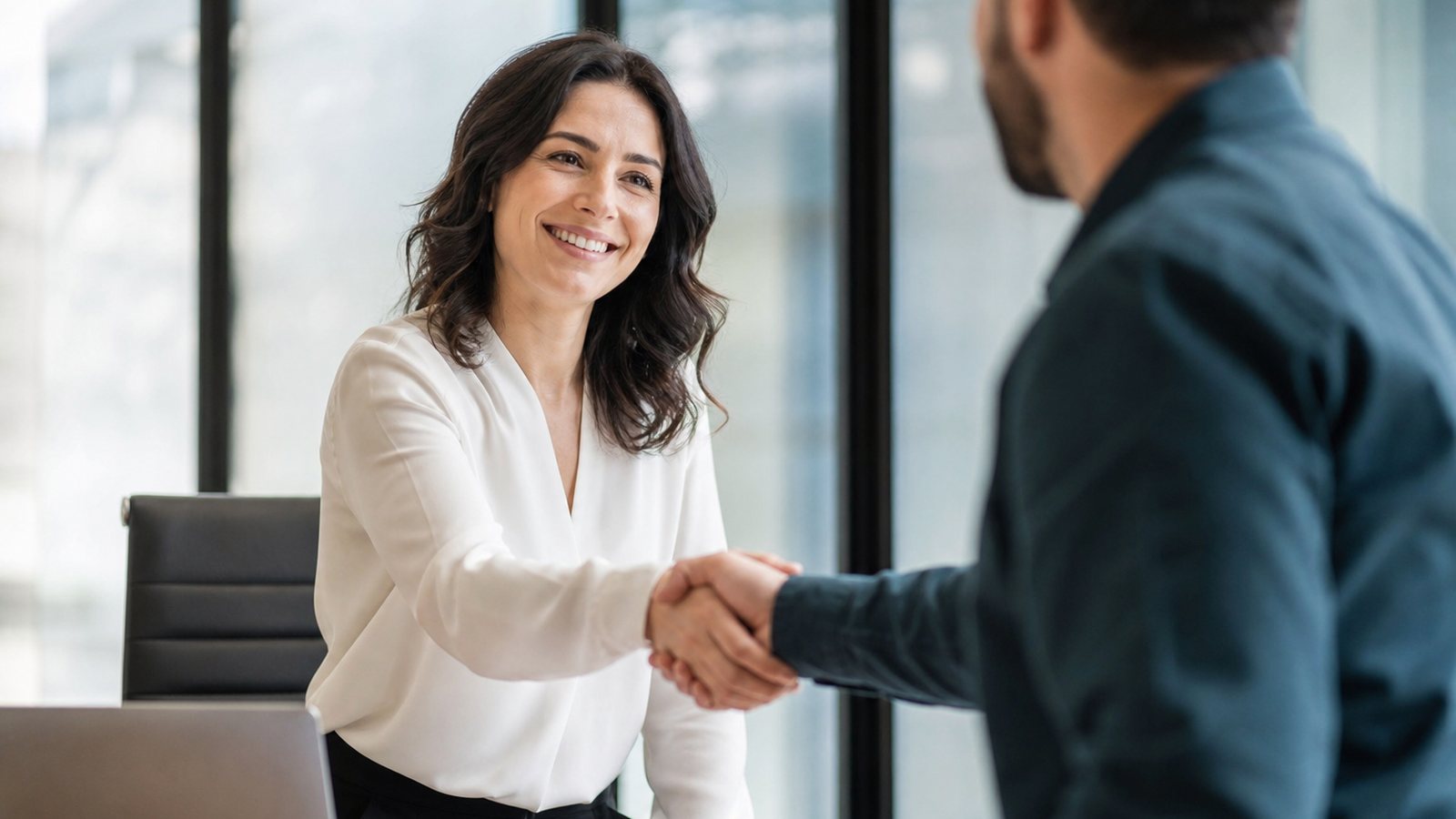 Prestataire et client validant les conditions de paiement d'un contrat