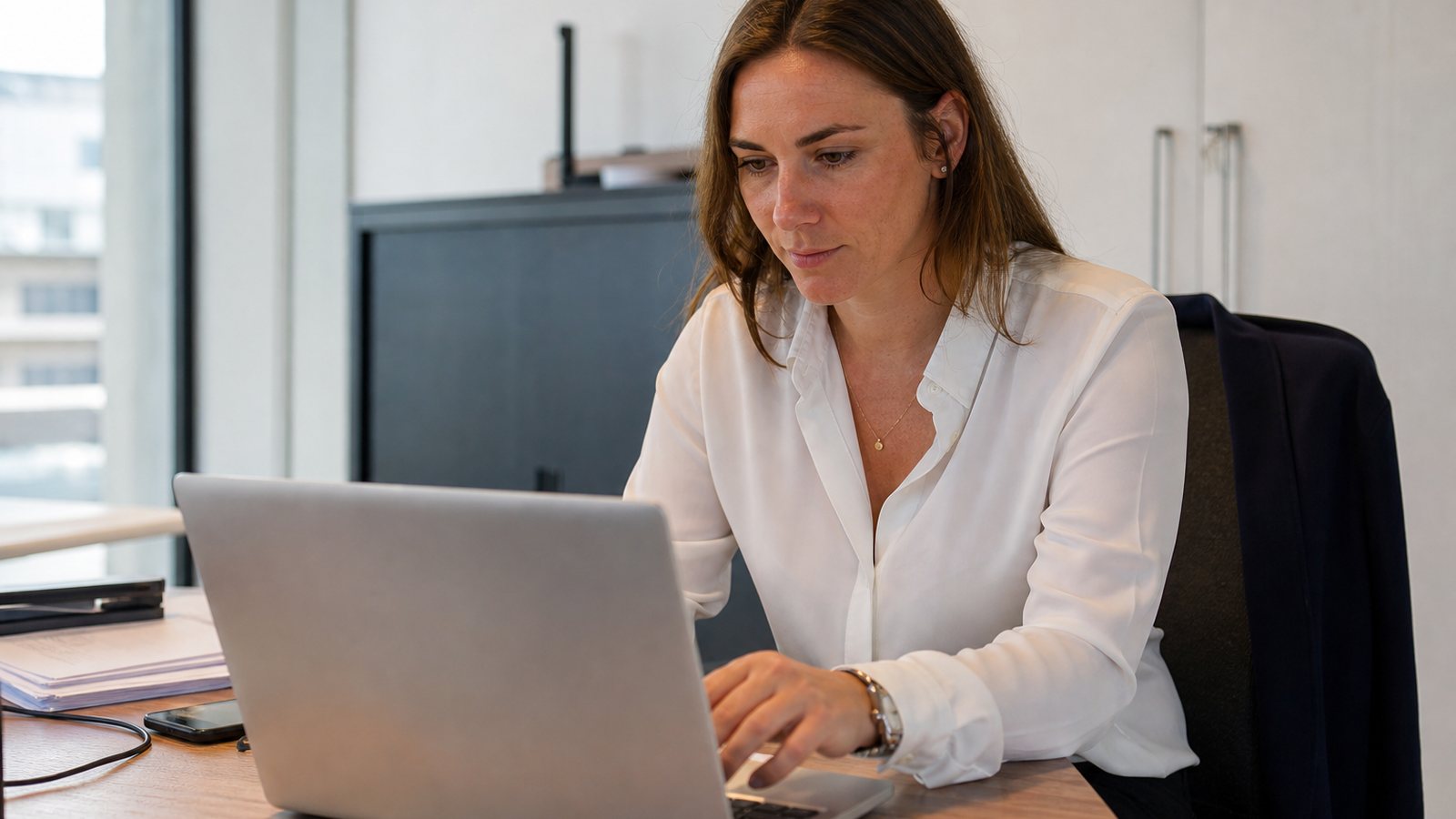 Gérant rédigeant un message de relance sur son ordinateur portable